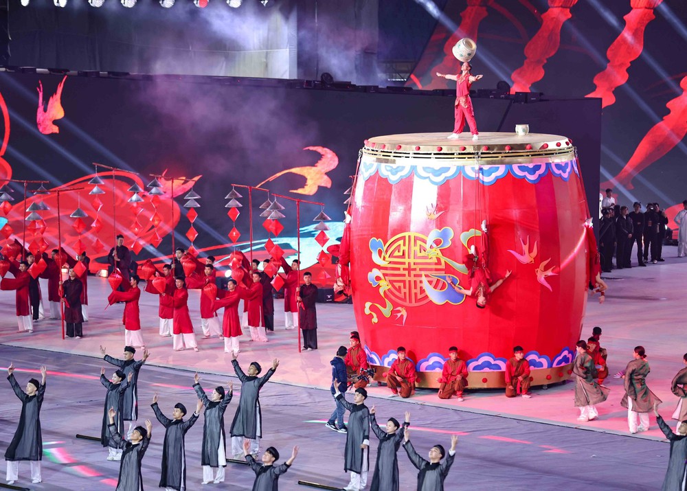 Những hình ảnh ấn tượng từ các chương trình nghệ thuật chào mừng thành công Đại hội XIV của Đảng - Ảnh 4. Những hình ảnh ấn tượng từ các chương trình nghệ thuật chào mừng thành công Đại hội XIV của Đảng - Ảnh 4.