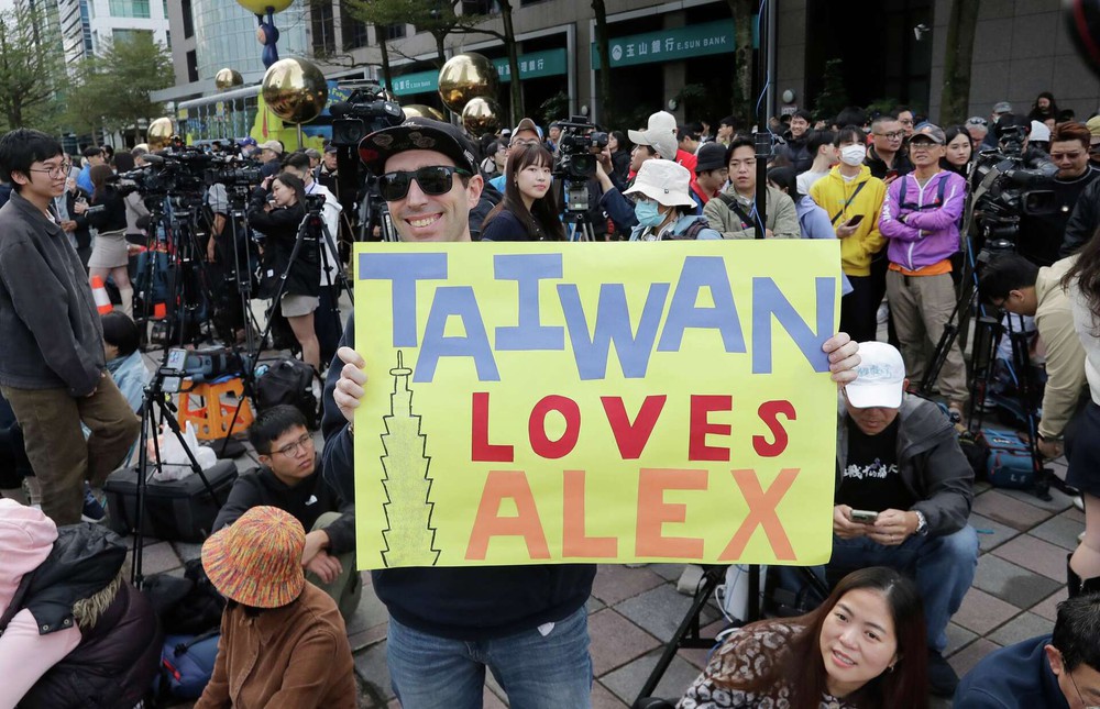 'Người nhện' giữa đời thực: Tay không chinh phục tòa tháp 101 tầng ở châu Á - Ảnh 3.