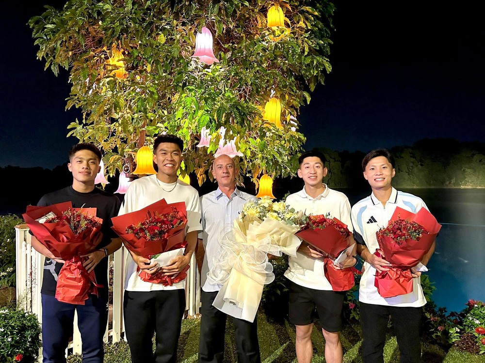 4 ngôi sao U23 Việt Nam tri ân HLV Guillaume Graechen ngay sau khi trở về từ giải U23 Châu Á 2026