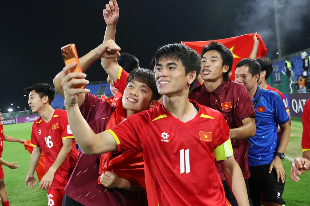 Tin nóng bóng đá Việt hôm nay 26/1: Cầu thủ U23 Việt Nam trở lại V-League; Báo Thái Lan giải mã thành công của HLV Kim Sang Sik - Ảnh 1.