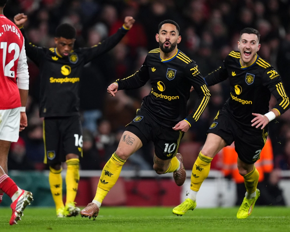 Hạ gục đội đầu bảng Arsenal ngay tại Emirates, MU bay thẳng vào Top 4 - Ảnh 1.