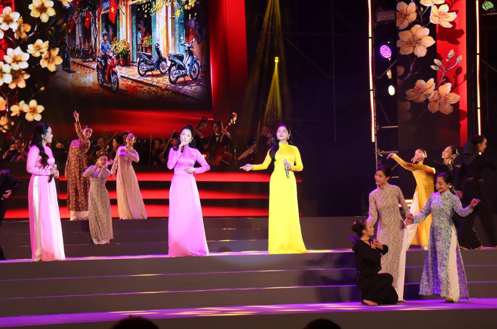 Chương trình nghệ thuật đặc biệt "Ánh sáng niềm tin và khát vọng" - Ảnh 4.