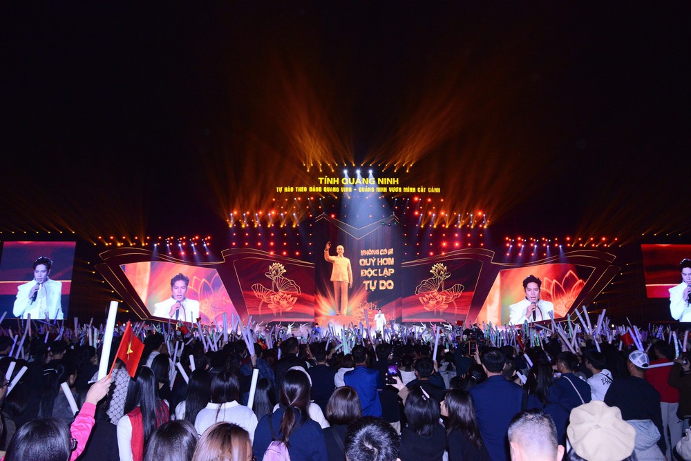 Concert "Tự hào theo Đảng quang vinh - Quảng Ninh vươn mình cất cánh" - Ảnh 1.