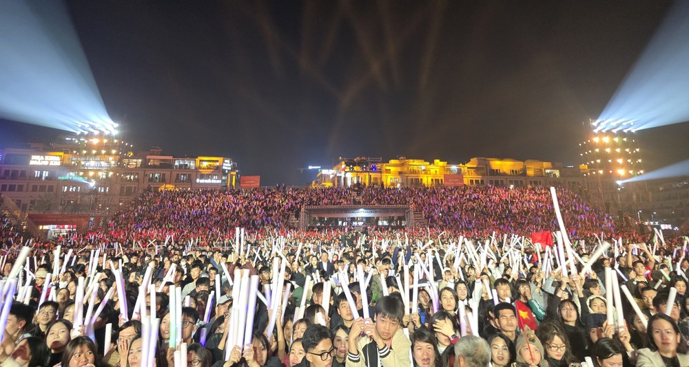 Concert "Tự hào theo Đảng quang vinh - Quảng Ninh vươn mình cất cánh" - Ảnh 4.