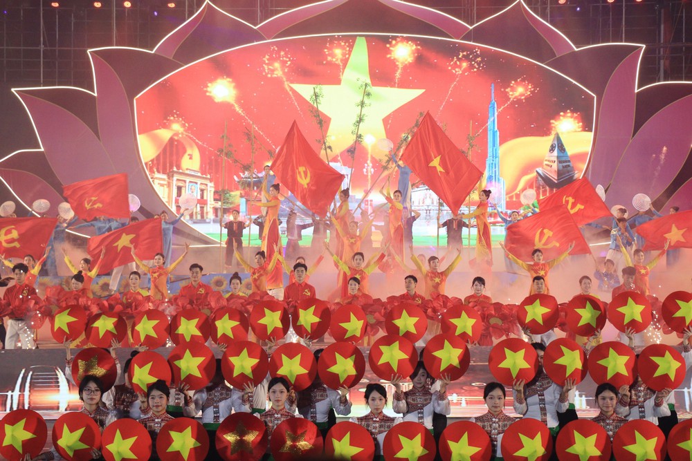 Lào Cai tổ chức chương trình nghệ thuật "Tự hào tiến bước dưới cờ Đảng quang vinh" - Ảnh 1.