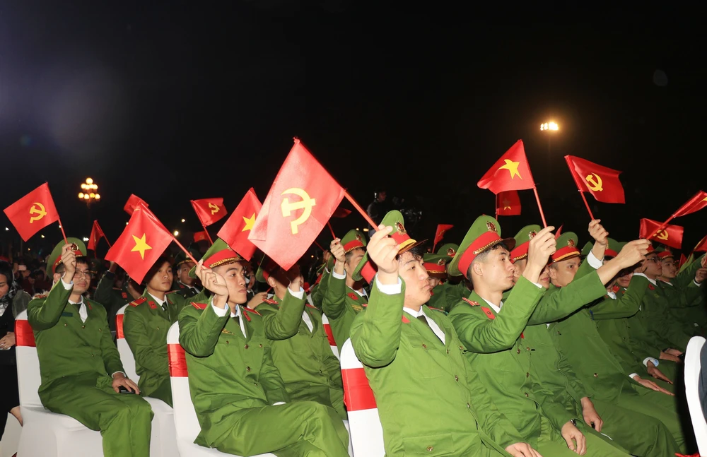 Lào Cai tổ chức chương trình nghệ thuật "Tự hào tiến bước dưới cờ Đảng quang vinh" - Ảnh 4.