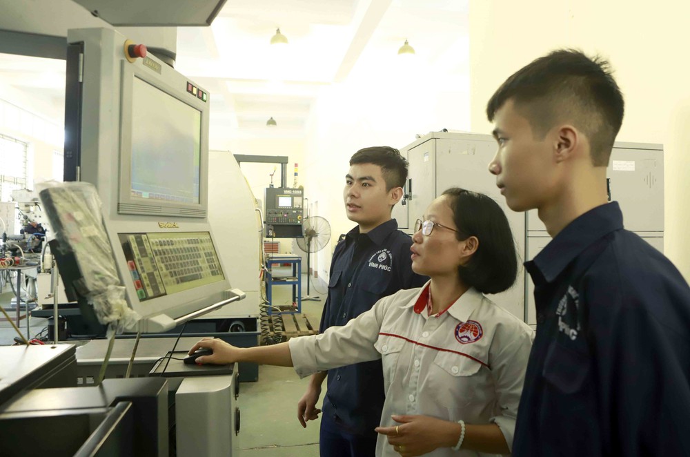 Đưa Nghị quyết thành hành động: Nguồn nhân lực là trung tâm của xây dựng, phát triển đất nước - Ảnh 1.