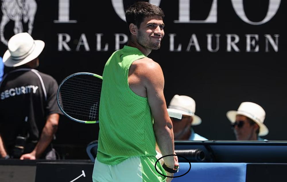 Tay vợt số 1 thế giới Carlos Alcaraz đã buộc phải tháo một thiết bị theo dõi thể trạng bị cấm ngay trước trận đấu vòng 4 Australian Open 2026, qua đó làm dấy lên cuộc tranh luận về luật lệ trước thềm trận tứ kết gặp Alex de Minaur Tay vợt số 1 thế giới Carlos Alcaraz đã buộc phải tháo một thiết bị theo dõi thể trạng bị cấm ngay trước trận đấu vòng 4 Australian Open 2026, qua đó làm dấy lên cuộc tranh luận về luật lệ trước thềm trận tứ kết gặp Alex de Minaur