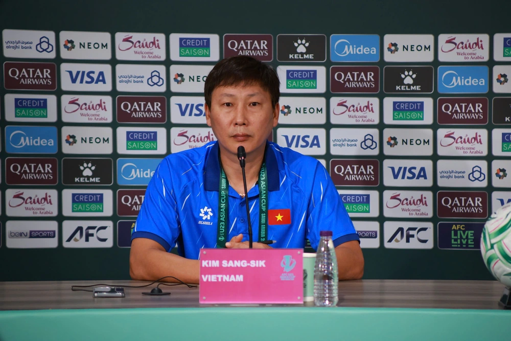 HLV Kim Sang Sik giao lưu trực tuyến: 'Nếu phải gặp U23 Nhật Bản, U23 Việt Nam hoàn toàn có cơ hội giành chiến thắng' - Ảnh 1.
