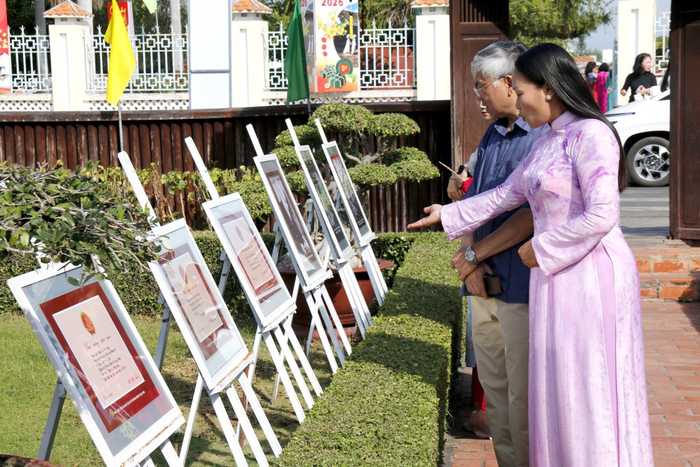 Triển lãm ảnh "Xuân về dưới mái trường Dục Thanh" thu hút người xem - Ảnh 2.