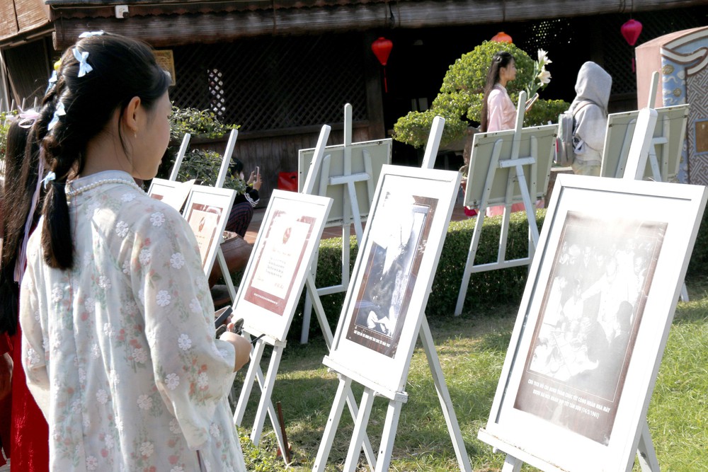 Triển lãm ảnh "Xuân về dưới mái trường Dục Thanh" thu hút người xem - Ảnh 3.