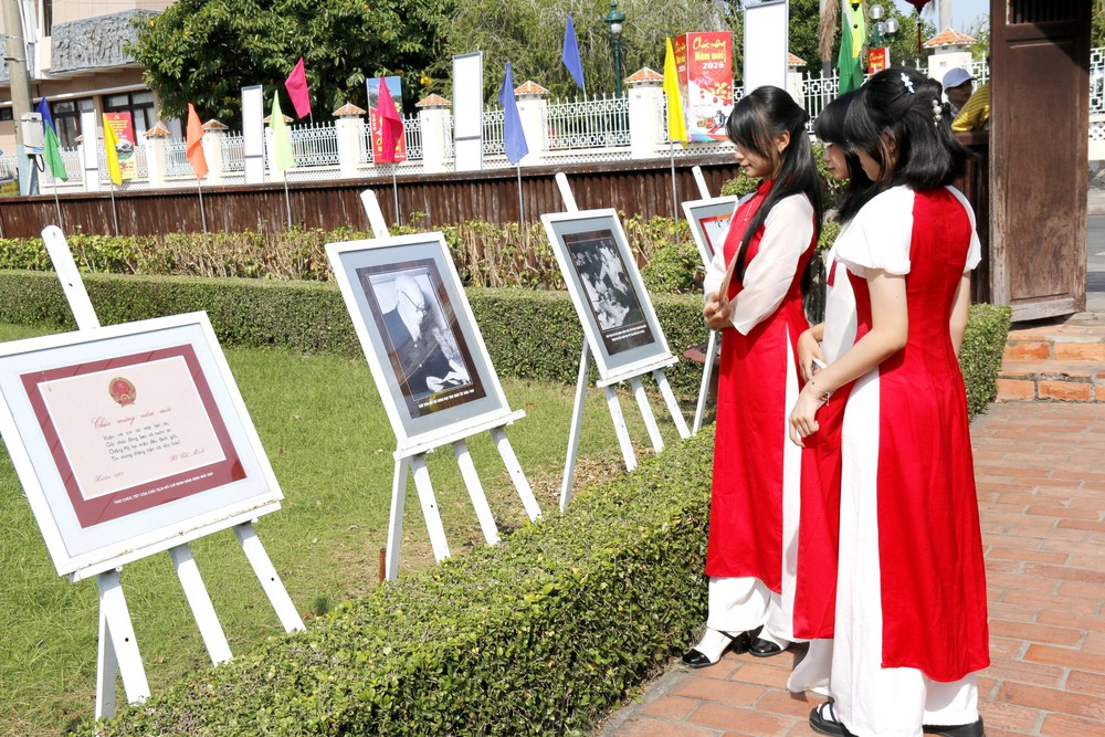 Triển lãm ảnh "Xuân về dưới mái trường Dục Thanh" thu hút người xem - Ảnh 1.