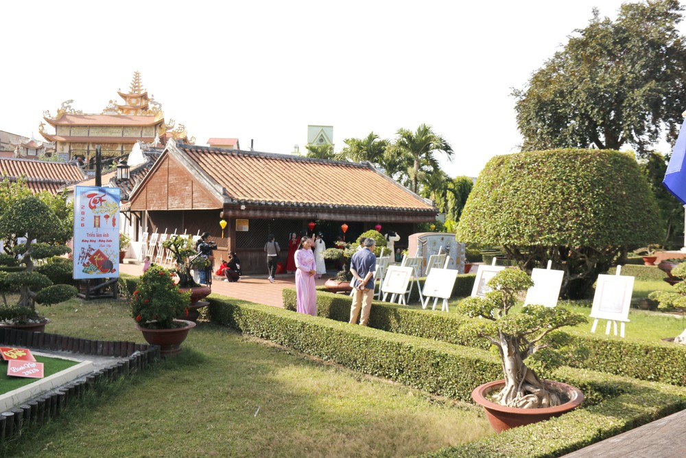 Triển lãm ảnh "Xuân về dưới mái trường Dục Thanh" thu hút người xem - Ảnh 4.