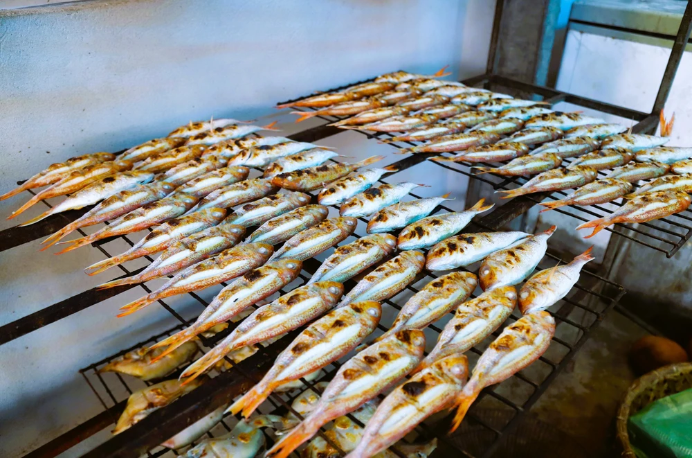 Làng nướng cá biển truyền thống ở Diễn Châu "đỏ lửa" dịp cận Tết - Ảnh 3.