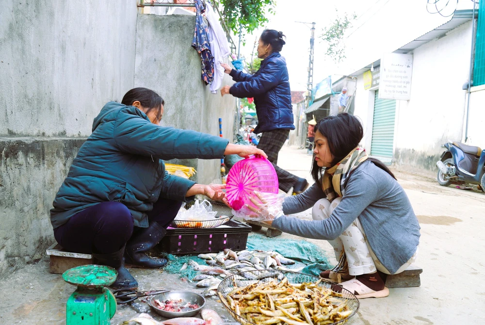 Làng nướng cá biển truyền thống ở Diễn Châu "đỏ lửa" dịp cận Tết - Ảnh 9.