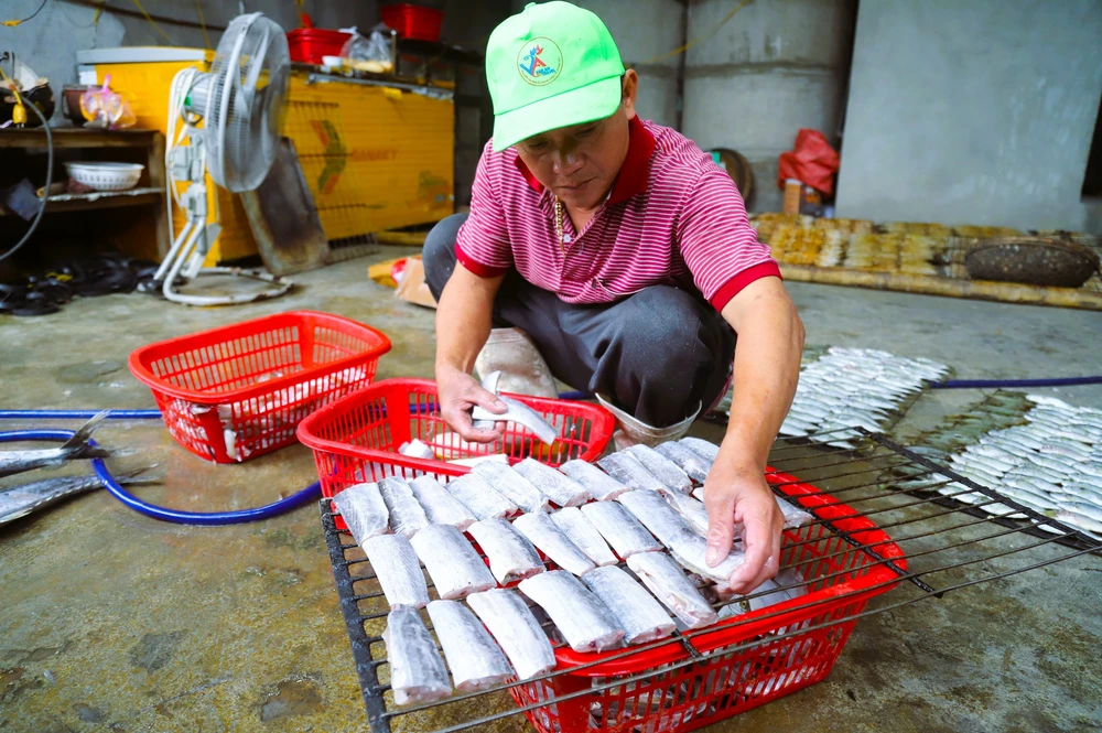 Làng nướng cá biển truyền thống ở Diễn Châu "đỏ lửa" dịp cận Tết - Ảnh 10.