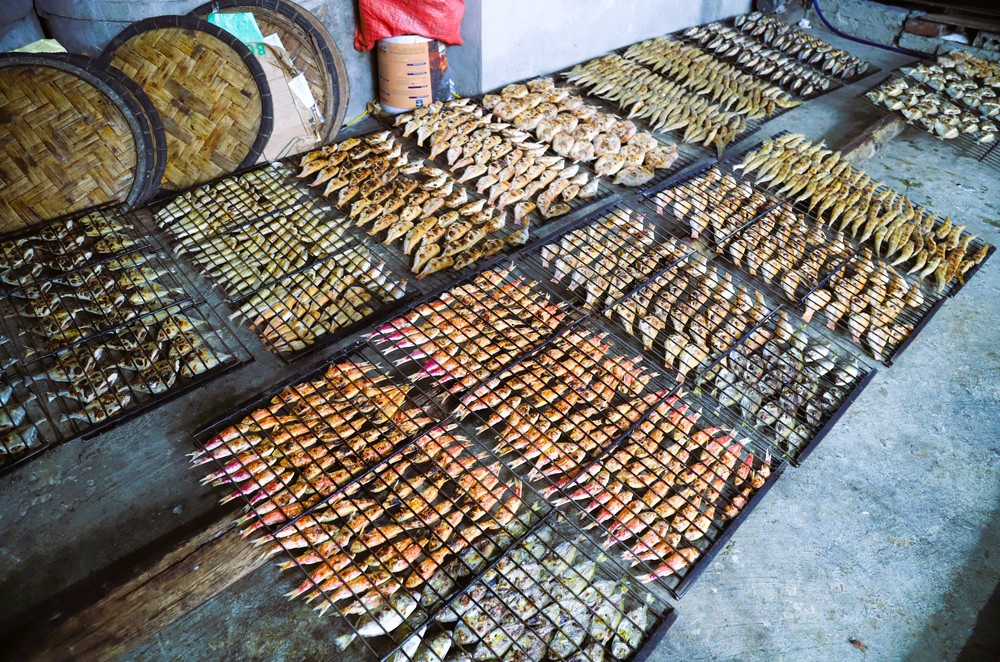 Làng nướng cá biển truyền thống ở Diễn Châu "đỏ lửa" dịp cận Tết - Ảnh 1.
