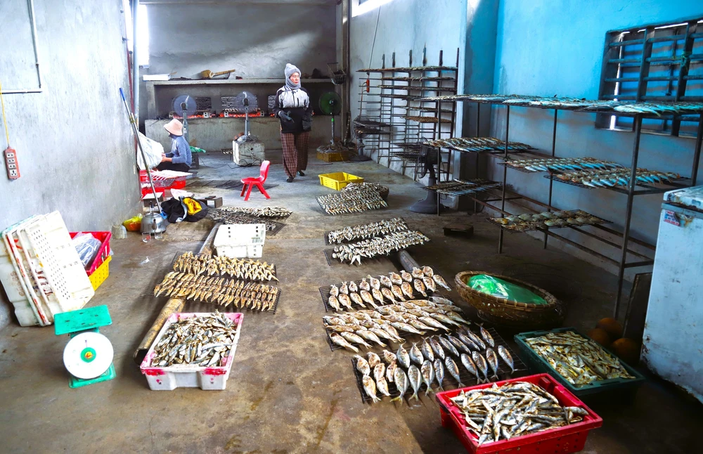 Làng nướng cá biển truyền thống ở Diễn Châu "đỏ lửa" dịp cận Tết - Ảnh 12.