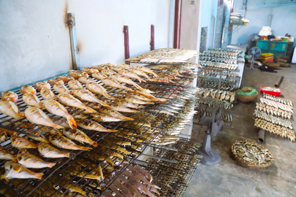 Làng nướng cá biển truyền thống ở Diễn Châu "đỏ lửa" dịp cận Tết - Ảnh 8.