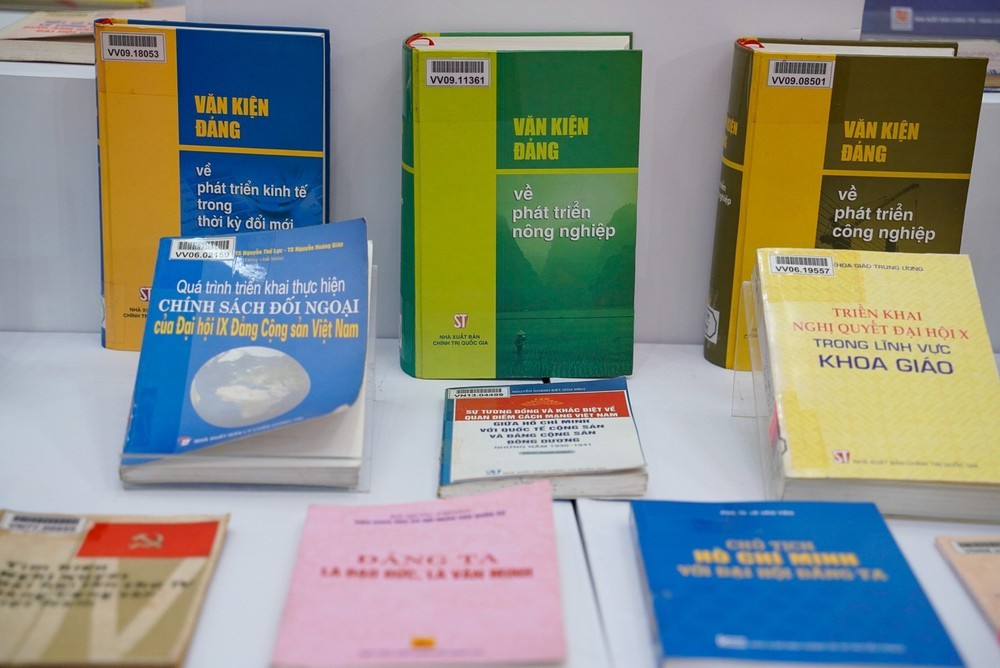 Triển lãm tư liệu "Đảng Cộng sản Việt Nam qua các kỳ Đại hội" - Ảnh 3.