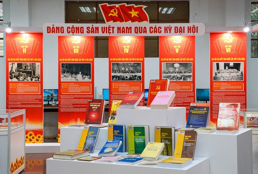 Triển lãm tư liệu "Đảng Cộng sản Việt Nam qua các kỳ Đại hội" - Ảnh 2.