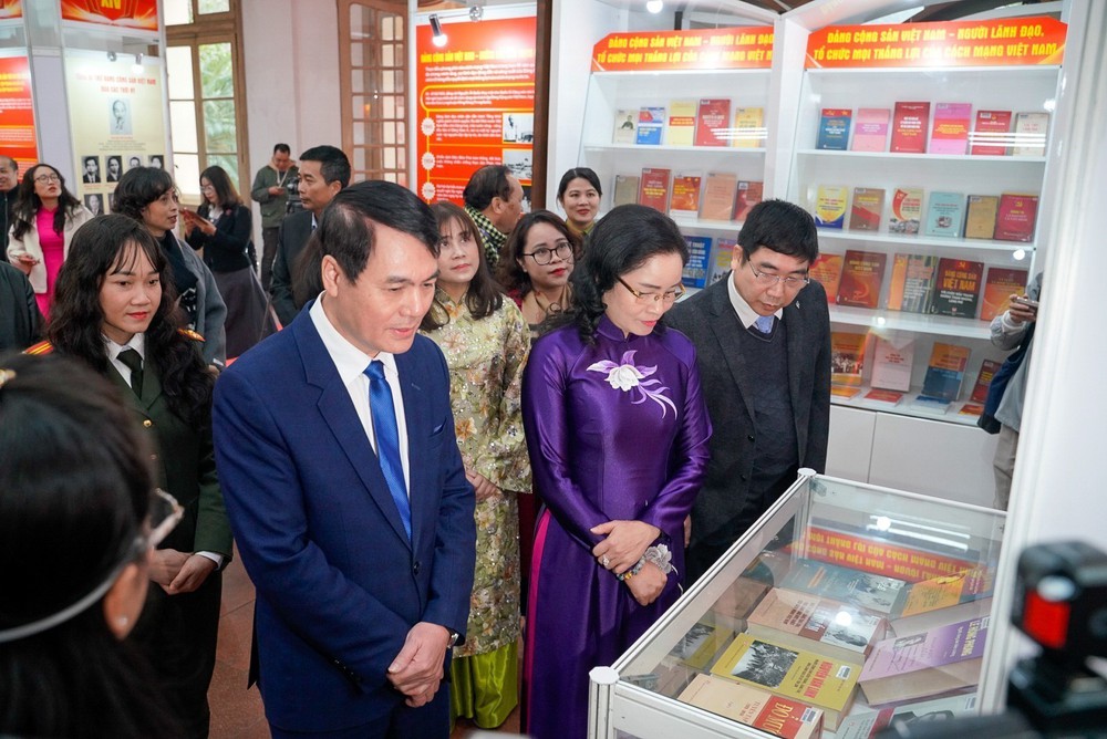 Triển lãm tư liệu "Đảng Cộng sản Việt Nam qua các kỳ Đại hội" - Ảnh 4.