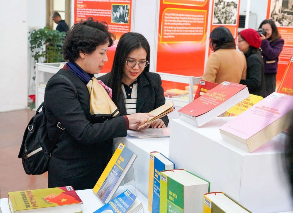 Triển lãm tư liệu "Đảng Cộng sản Việt Nam qua các kỳ Đại hội" - Ảnh 6.