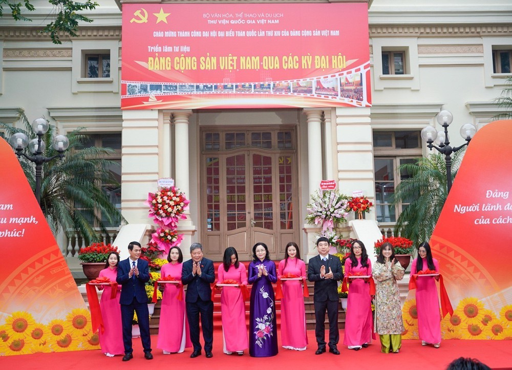 Triển lãm tư liệu "Đảng Cộng sản Việt Nam qua các kỳ Đại hội" - Ảnh 1.