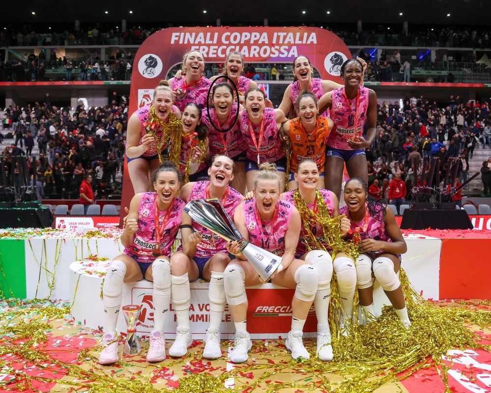 Zhu Ting (khoanh tròn) cùng CLB Imoco vô địch cúp bóng chuyền nữ của Ý mùa 2025-2026