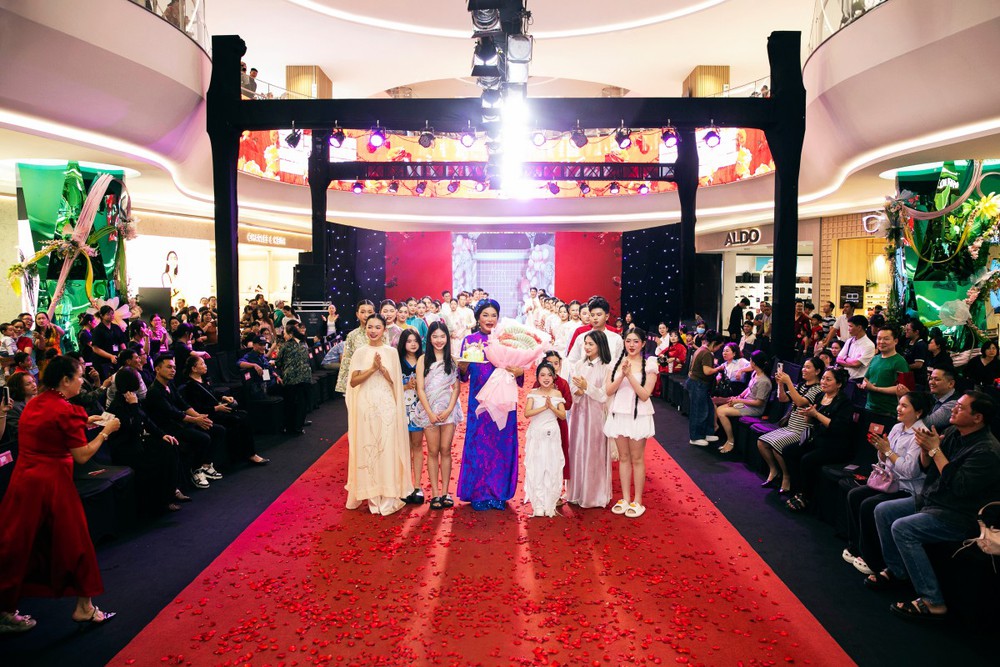 Ca sĩ Cindy Thái Tài xuất hiện tại tuần lễ thời trang của siêu mẫu Xuân Lan - Ảnh 1.