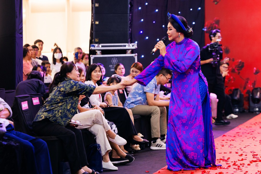 Ca sĩ Cindy Thái Tài xuất hiện tại tuần lễ thời trang của siêu mẫu Xuân Lan - Ảnh 2.