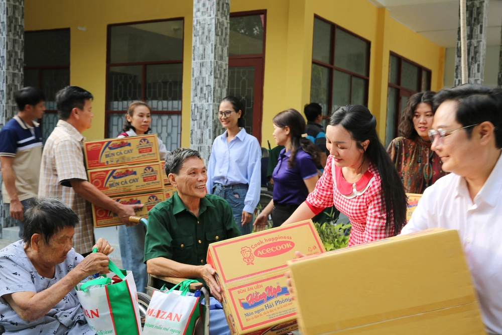 Gói trọn yêu thương trong những phần quà tết gửi đến người có công với nước - Ảnh 2.