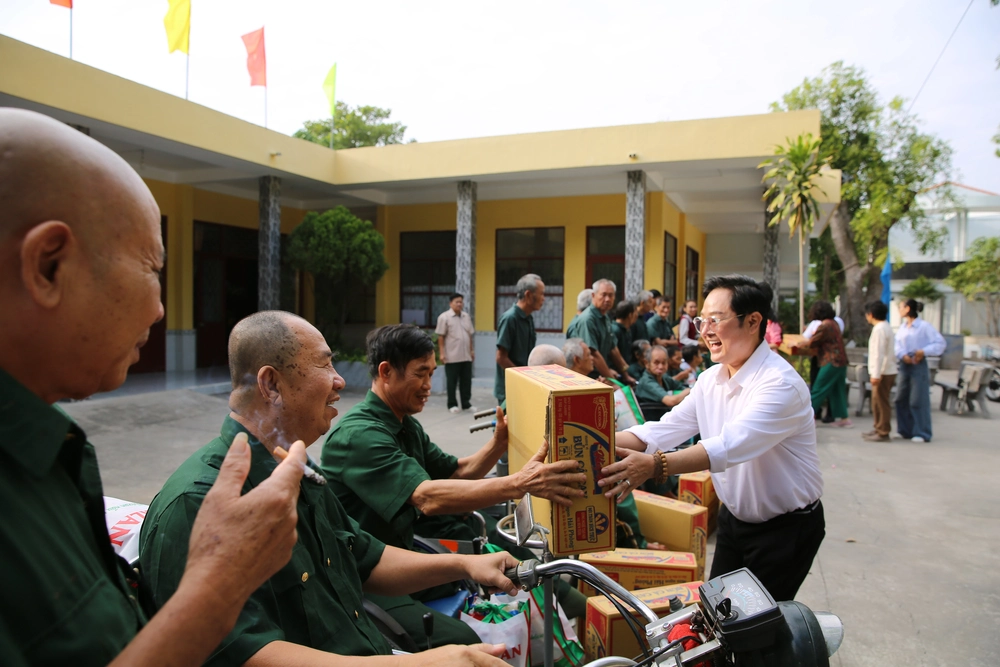 Gói trọn yêu thương trong những phần quà tết gửi đến người có công với nước - Ảnh 1.