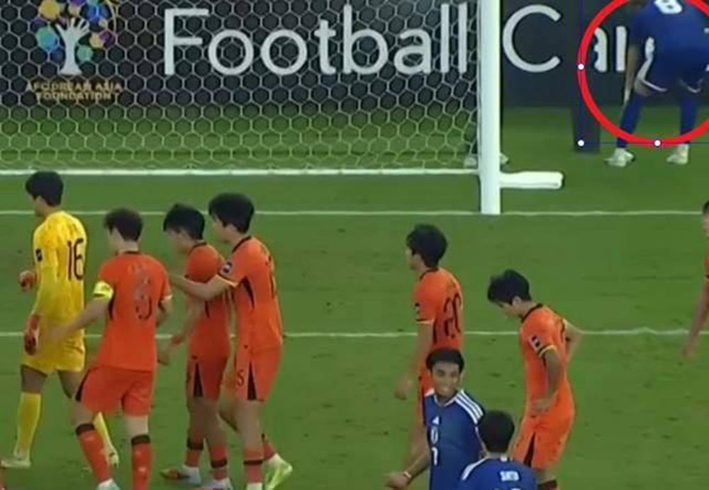 Báo Trung Quốc tiết lộ cầu thủ U23 Nhật Bản xem 'tài liệu' của thủ môn Trung Quốc ngay trước quả 11m quan trọng - Ảnh 1. Báo Trung Quốc tiết lộ cầu thủ U23 Nhật Bản xem 'tài liệu' của thủ môn Trung Quốc ngay trước quả 11m quan trọng - Ảnh 1.