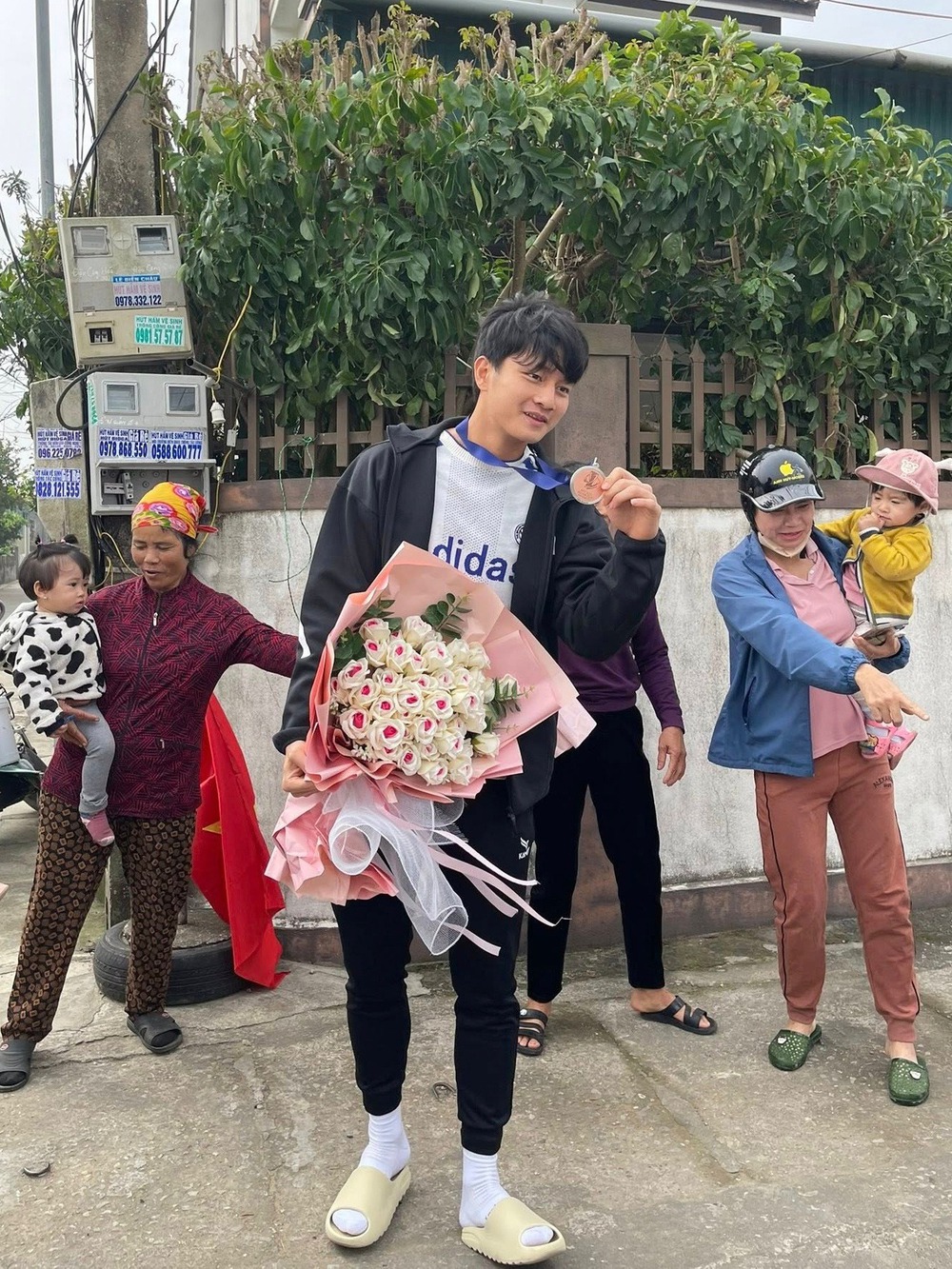 Thủ môn Trung Kiên đăng ảnh đi chùa trong bối cảnh đàn em Cao Văn Bình được chào đón như người hùng ở quê - Ảnh 1. Thủ môn Trung Kiên đăng ảnh đi chùa trong bối cảnh đàn em Cao Văn Bình được chào đón như người hùng ở quê - Ảnh 1.