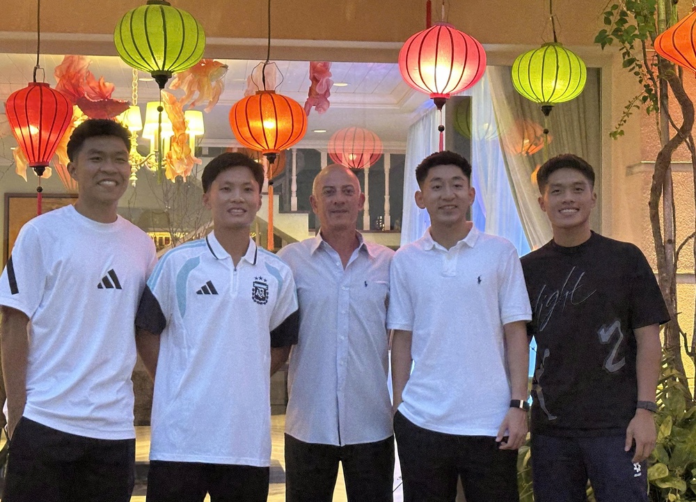 "Người hùng" U23 Việt Nam tặng quà đặc biệt tri ân "thầy Giôm" và những người dìu dắt - Ảnh 1.