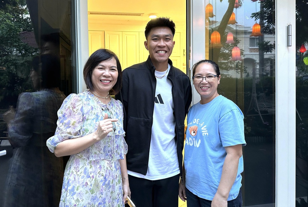 "Người hùng" U23 Việt Nam tặng quà đặc biệt tri ân "thầy Giôm" và những người dìu dắt - Ảnh 2.