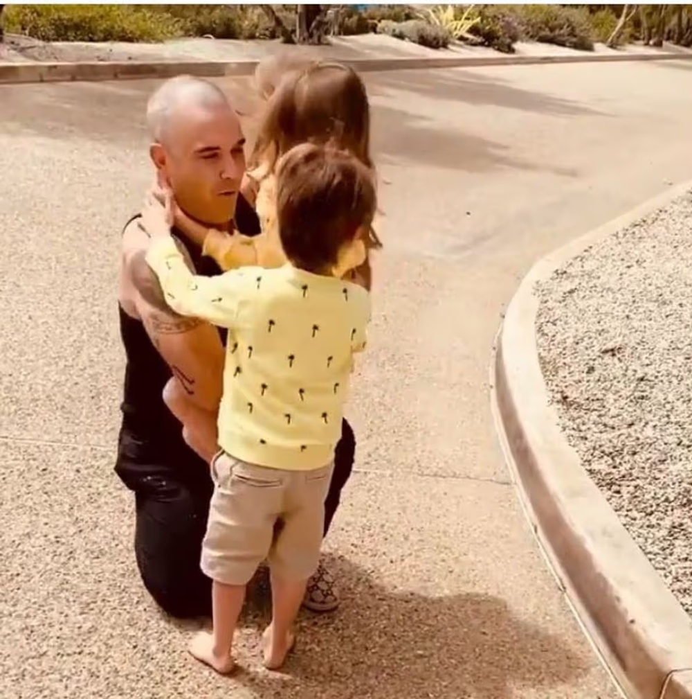 Robbie Williams vượt The Beatles, lập kỷ lục album số 1  - Ảnh 5.