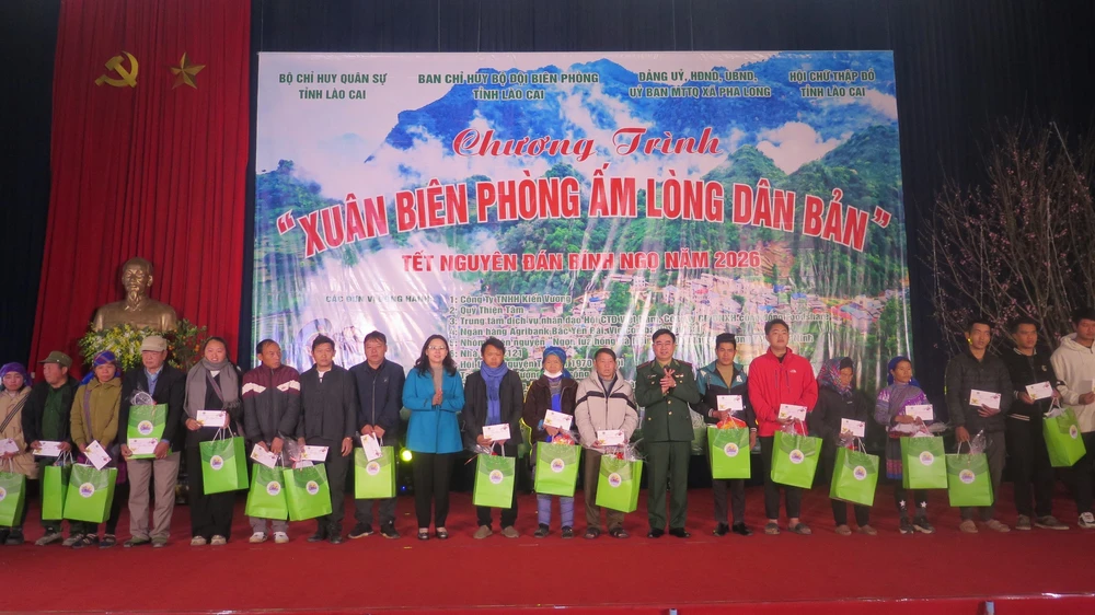 “Xuân biên phòng ấm lòng dân bản”: Mang Tết sớm đến vùng biên Lào Cai - Ảnh 4. “Xuân biên phòng ấm lòng dân bản”: Mang Tết sớm đến vùng biên Lào Cai - Ảnh 4.