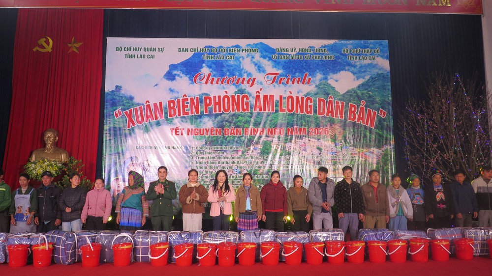 “Xuân biên phòng ấm lòng dân bản”: Mang Tết sớm đến vùng biên Lào Cai - Ảnh 3. “Xuân biên phòng ấm lòng dân bản”: Mang Tết sớm đến vùng biên Lào Cai - Ảnh 3.