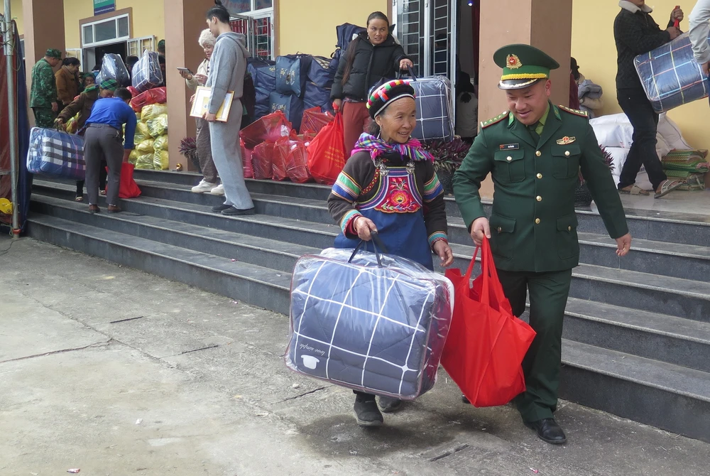 “Xuân biên phòng ấm lòng dân bản”: Mang Tết sớm đến vùng biên Lào Cai - Ảnh 8. “Xuân biên phòng ấm lòng dân bản”: Mang Tết sớm đến vùng biên Lào Cai - Ảnh 8.