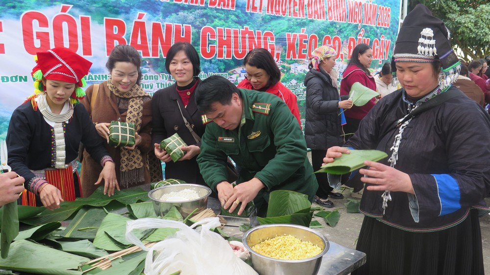 “Xuân biên phòng ấm lòng dân bản”: Mang Tết sớm đến vùng biên Lào Cai - Ảnh 12. “Xuân biên phòng ấm lòng dân bản”: Mang Tết sớm đến vùng biên Lào Cai - Ảnh 12.