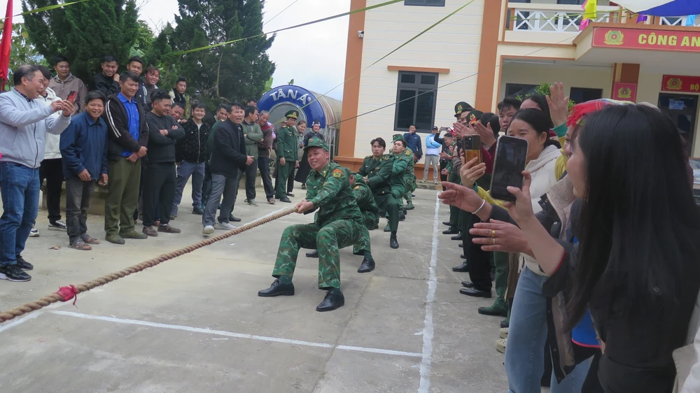 “Xuân biên phòng ấm lòng dân bản”: Mang Tết sớm đến vùng biên Lào Cai - Ảnh 9. “Xuân biên phòng ấm lòng dân bản”: Mang Tết sớm đến vùng biên Lào Cai - Ảnh 9.
