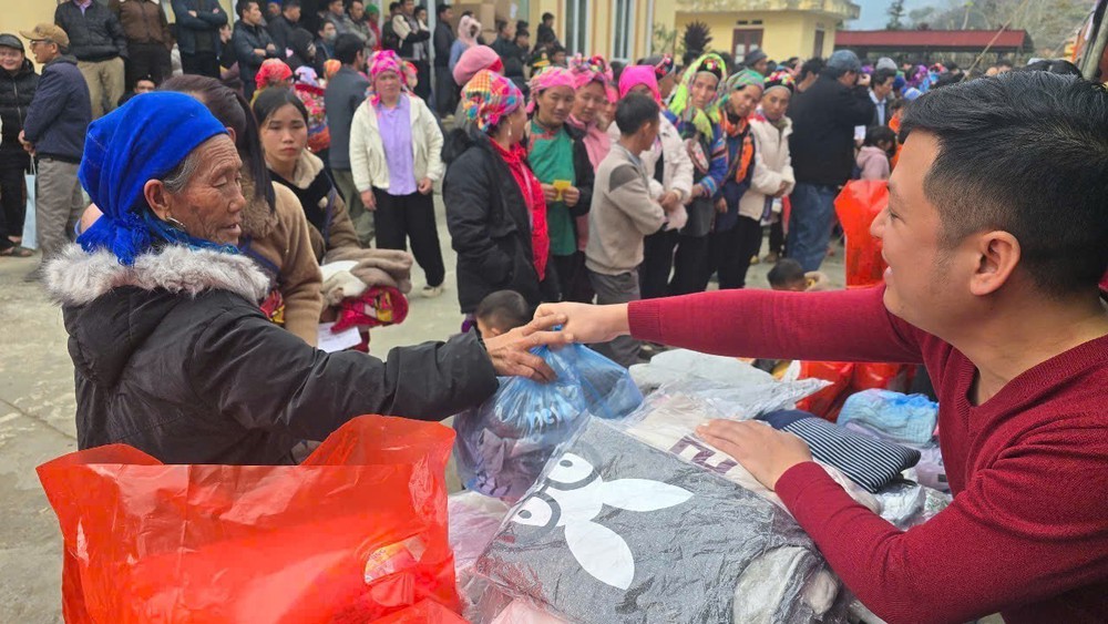 “Xuân biên phòng ấm lòng dân bản”: Mang Tết sớm đến vùng biên Lào Cai - Ảnh 5. “Xuân biên phòng ấm lòng dân bản”: Mang Tết sớm đến vùng biên Lào Cai - Ảnh 5.