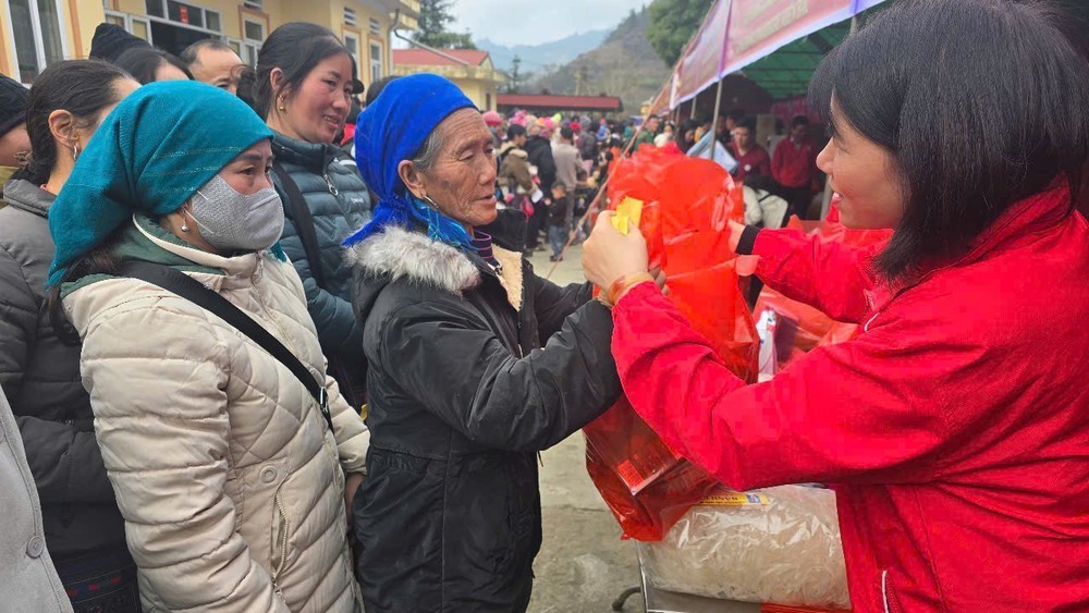 “Xuân biên phòng ấm lòng dân bản”: Mang Tết sớm đến vùng biên Lào Cai - Ảnh 6. “Xuân biên phòng ấm lòng dân bản”: Mang Tết sớm đến vùng biên Lào Cai - Ảnh 6.