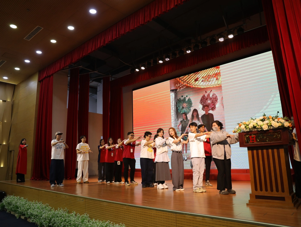 Dàn cast "Nhà mình đi thôi" mang câu chuyện gia đình vào giảng đường - Ảnh 4.