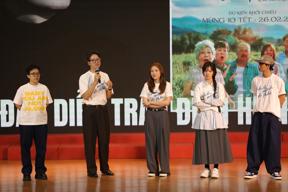 Dàn cast "Nhà mình đi thôi" mang câu chuyện gia đình vào giảng đường - Ảnh 3.