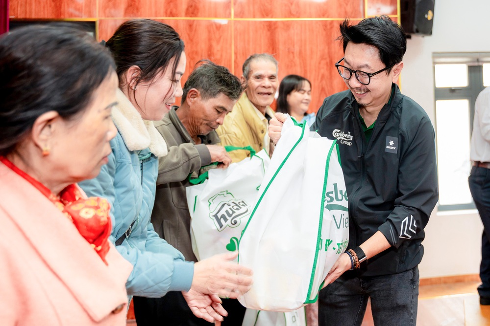 Carlsberg Việt Nam trao hơn 7.500 phần quà Tết, tiếp nối 11 năm "Tết đủ đầy, Tết yêu thương" tại miền Trung - Ảnh 1.