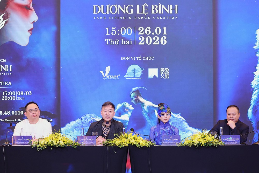 Ban tổ chức thông tin về vở vũ kịch “Khổng tước” (Ảnh: Hòa Nguyễn)