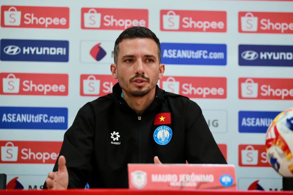HLV Nam Định tiết lộ tình trạng của Xuân Son, tự tin thắng trận tại ASEAN Club Championship - Ảnh 1.